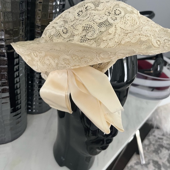 Rare museum quality 1930s bridal hat Chantilly lace and ribbons cream - Picture 11 of 15